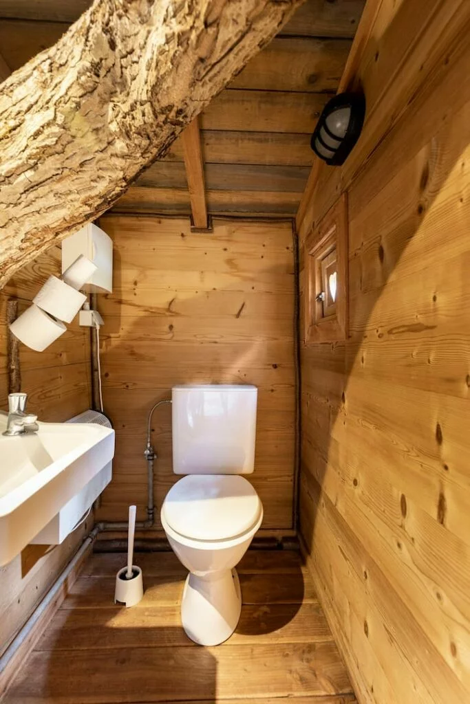Le secret de Manon – Lavabo et toilette, au pied du tronc