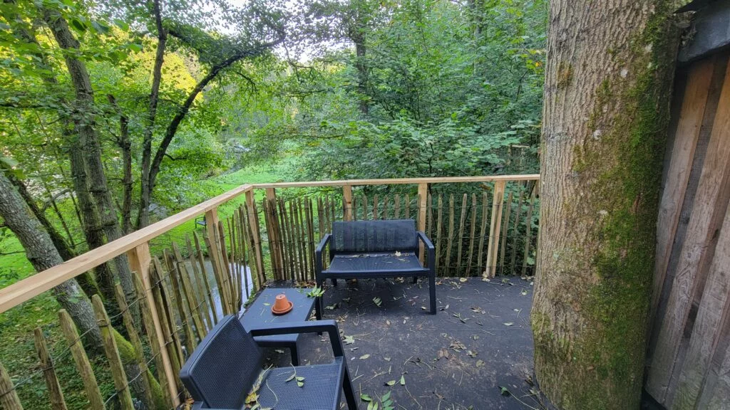 La cache de Félix, terrasse perchée dans les arbres
